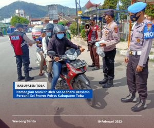 Pembagian Masker Oleh Sat.Sabhara Bersama Personil Sei Provos Polres Kabupaten Toba