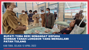 Bupati Toba Jenguk Korban Tanah Longsor Kec Nassau Kab Toba Yang Mengalami Patah Tulang
