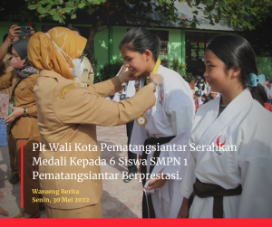 Plt Wali Kota Pematangsiantar Serahkan Medali Kepada 6 Siswa SMPN 1 Pematangsiantar Berprestasi