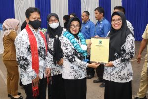 Hadiri Peringatan HUT ke-77 PGRI, Wali Kota Pematangsiantar Berikan Penghargaan ke Sejumlah Guru