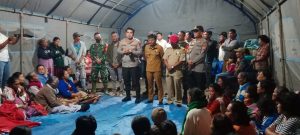 Kunjungi Para Korban Kebakaran di Desa Sibuntuon, Kapolres Toba Sebut Akan Mempermudah Pengurusan Surat Surat Yang Hangus Terbakar