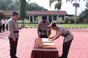 Serah Terima Jabatan Kasat Intelkam Polres Toba dan Kapolsek Porsea, Kapolres Toba: Pahami dan Evaluasi Permasalahan Kedepannya