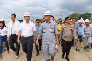 Tinjau Persiapan Vanue F1H2O di Kabupaten Toba, Luhut Binsar Panjaitan Ajak Bupati dan Masyarakat Lakukan Pembersihan Kawasan Danau Toba