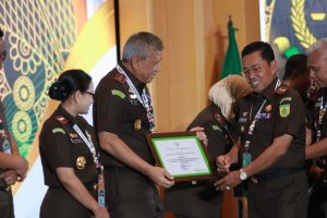 Kajati Sumut Idianto Sabet Peringkat 1 Kategori  Kajati Teraktif Nasional