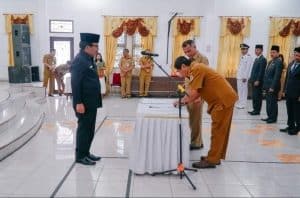Lantik Pejabat Pimpinan Tinggi Pratama, Administrator dan Pengawas, Bupati Humbahas Tekankan Pentingnya Meningkatkan Inovasi Kerja