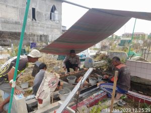 Personil Polres Pematangsiantar Bantu Petugas Dalam Membangun Kuburan