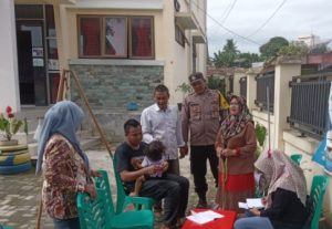 Lakukan Pendampingan Posyandu, Bhabinkamtibmas Polsek Siantar Barat Himbau Warga Yang Memiliki Balita Untuk Tertib Melakukan Imunisasi