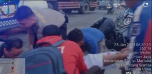 Kanit Regident Polres Pematangsiantar Bantu Korban Kecelakaan Lalu Lintas