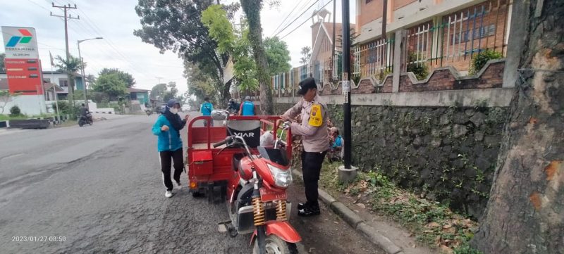 Bantu Warga Lakukan Kebersihan Jalan, Warga Ucapkan Terimakasih Pada Polsek Siantar Martoba