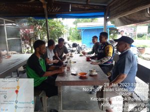 Cara Unik Personil Bhabinkamtibmas Kunjungi Warung Warung Untuk Perkenalkan Diri Pada Warga