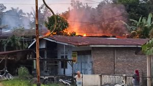 Polsek Siantar Marihat Bantu Warga Padamkan Kobaran Api Yang Melahap Rumah Warga