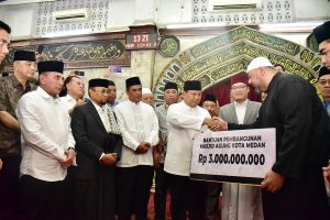 Berkunjung Ke Medan, Menhan Prabowo Subianto Serahkan Bantuan Rp.3 Miliar Untuk Pembangunan Masjid Agung Sumut
