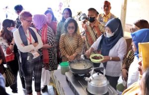Bersama Ketua TP. PKK Simalungun Bupati Sambut Rombongan Ambassador Goes To Lake Toba
