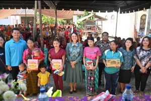 Ny.Lidia Kristina Dosmar Banjarnahor Kunjungan Kerja Ke Desa Sanggaran II Kecamatan Onanganjang