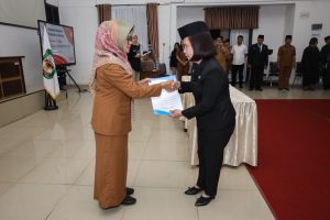 11 Pejabat Tinggi Pratama Dilantik Walikota Pematangsiantar, Happy Oikumenis Terima Surat Perintah Plt Sekda