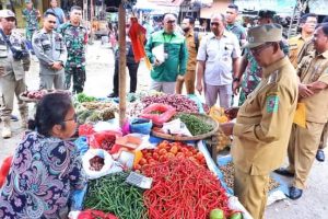 Wakil Bupati Berkunjung Ke Pasar Modern Perdagangan Tinjau Harga Bapokting Bersama Dandim 0207/Smi
