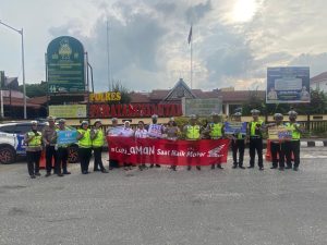 Kasat Lantas Polres Pematangsiantar Bagikan Helm Gratis Ke Masyarakat Yang Tertib Lalulintas
