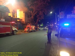 Personil Satfung Polres Pematangsiantar Bantu Padamkan Api