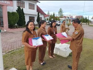 Lampaui Target Nasional, Pegawai Dinas Dukcapil Humbahas Terima Penghargaan