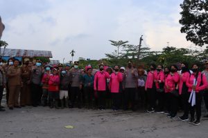 Kapolres Pematangsiantar Bersama Ketua Bhayangkari Cabang Berikan Bansos Kepada Masyarakat Tanjung Pinggir