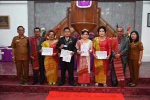 Kadis Dukcapil Humbahas Serahkan Dokumen Kependudukan Kepada Pasangan Pengantin Baru