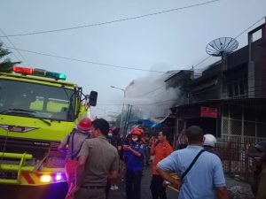 Si Jago Merah Melahap Habis 4 Toko Di Perluasan