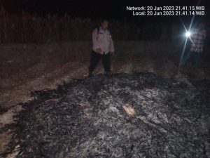 Kapolsek Tanah Jawa Tanggap Cepat Atasi Kebakaran Lahan, Selamatkan Lingkungan Sekitar!