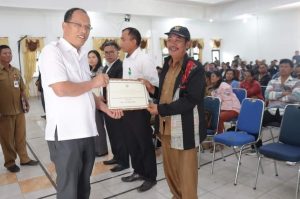 Bupati Humbahas Serahkan Hibah Keagamaan Dan Alsintan Melalui Kelompok Tani