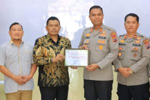 Kapolres Labuhanbatu Terima Penghargaan Dari DPRD Labura