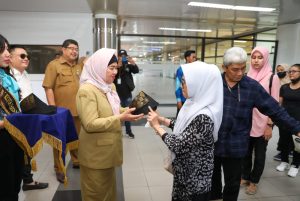 Raker Komwil I APEKSI, dr Susanti Dan Erizal Ginting Terima Tanjak Dari Perwakilan Wali Kota Batam