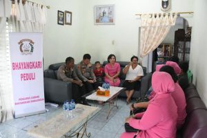 Menjelang Hari Bhayangkara Ke-77, Kapolres Bersama Ketua PC Bhayangkari Simalungun Menggelar Kunjungan Anjangsana Warakawuri