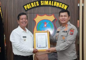 Bupati Simalungun berikan Penghargaan Kepada Kapolres Simalungun