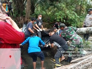 Polisi Simalungun Bantu Evakuasi Temuan Mayat Di Aek Mombuaya Ternyata Warga Buntu Gading, Nagori Tangga Batu