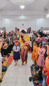 Ny Lidia Dosmar Banjarnahor Lepas Anak PAUD Se-Kecamatan Doloksanggul