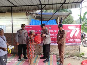 Dalam Rangka HUT Bayangkara ke 77  Polsek Tanah Jawa Gelar Bakti Polri Presisi Dengan Santuni 77 Lansia