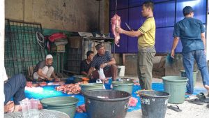 Ketua Badan Kenadziran Mesjid AR-Ridho Pimpin Langsung Prosesi Penyembelihan Hewan Qurban Di Helvetia Timur