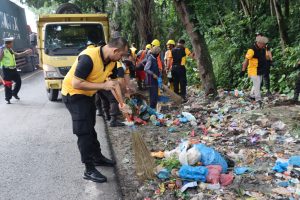 Peduli Kebersihan, Polres Labuhanbatu Bersama Masyarakat Bersihkan Sampah Menumpuk