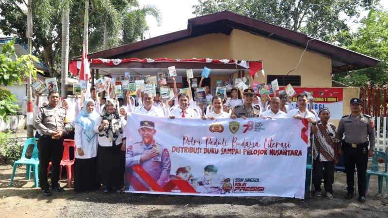 Polri Perduli Literasi, Polres Labuhanbatu Bagikan Buku Baca Ke SMPN 3 Rantau Utara