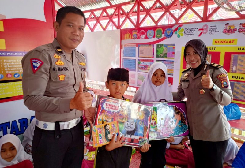 Satlantas Polres Labuhanbatu Bagikan 200 Buku Di Posko KBN Padang Bulan