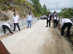 Bupati Humbahas Tinjau Pembangunan Jalan Pollung-Batu Mardingding
