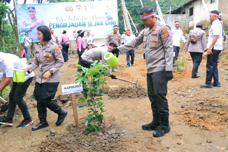 Turut Dalam Pelestarian Alam, Polres Labuhanbatu dan Polsek Jajaran Tanam 1900 Bibit Pohon