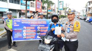Pelaksanaan Ops Zebra 2023, 2 Badut Turut Bagikan Brosur dan Sticker Tertib Lalu Lintas