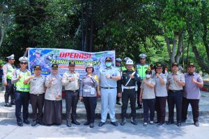 Kapolres Pematang Siantar Bagi Helm Gratis kepada Pengendara R2