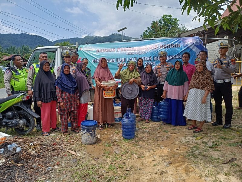 Peringati Hari Jadi Ke-68 Lalu Lintas, Satlantas Polres Labuhanbatu Bagi Air Bersih