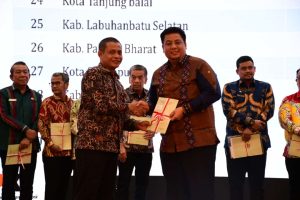 Bupati Samosir Terima Sertifikat BMD Saat Rakor Dalam Rangka Penyelamatan Keuangan Negara