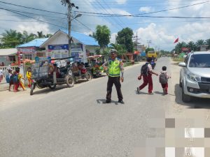 Bantu Pelajar Menyeberang Jalan, Polsek Bilah Hilir Terus Laksanakan Giat Strong Point