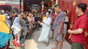 Ribuan Masyarakat Turut Rayakan HUT Dewi Kwan Im Hud Cou, Putri Bagikan 5 Kg Beras Kepada Masyarakat Kurang Mampu