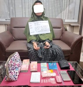 Diduga Edarkan Sabu, Wanita Paruh Baya Warga Sioldengan Disergap Polisi
