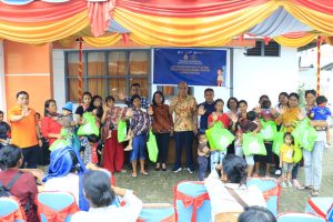 Ketua TPPS Samosir Berikan Bantuan Pangan