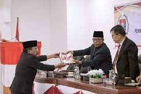 Sekda Humbahas Sampaikan Nota Pengantar Keuangan di Rapat Paripurna